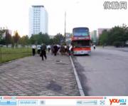 实拍朝鲜平壤公共汽车到站，震撼的一分钟...