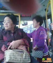 公交车上看到一大妈手臂上得雷人标志...比较吐血...