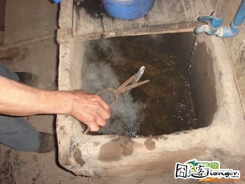 大爷火钳烫发,边<em>烫</em>边冒烟,看着<em>头疼</em>~_囧闻囧事
