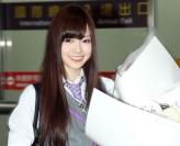 日本少女团体“乃木坂46”抵达台北，招牌队服与笑容迷倒眾多宅男粉丝！